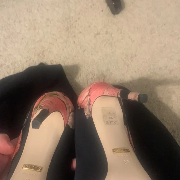 Stunning pre-loved floral Gucci heels! - Picture 5 of 5